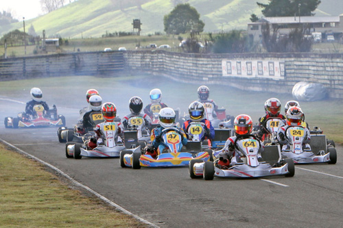 Ryan Grant (#64), Graeme Smyth (# 24) and Brad Tremain (#47) head the Cable Systems KZ2 class field Final at Tokoroa. 